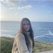 Estudiante universitaria imparte clases a alumnos de Primaria y ESO